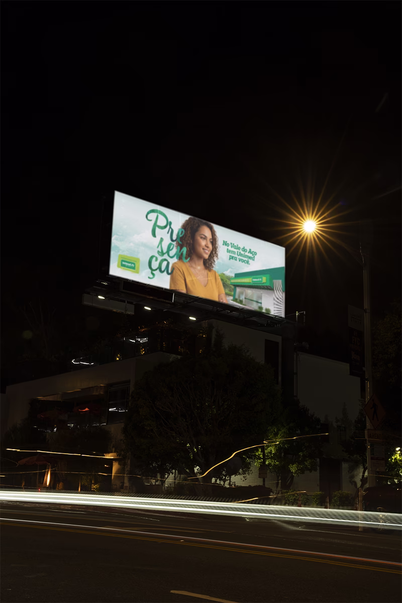 ídia OOH e Frontlight para campanha publicitária de operadora de saúde